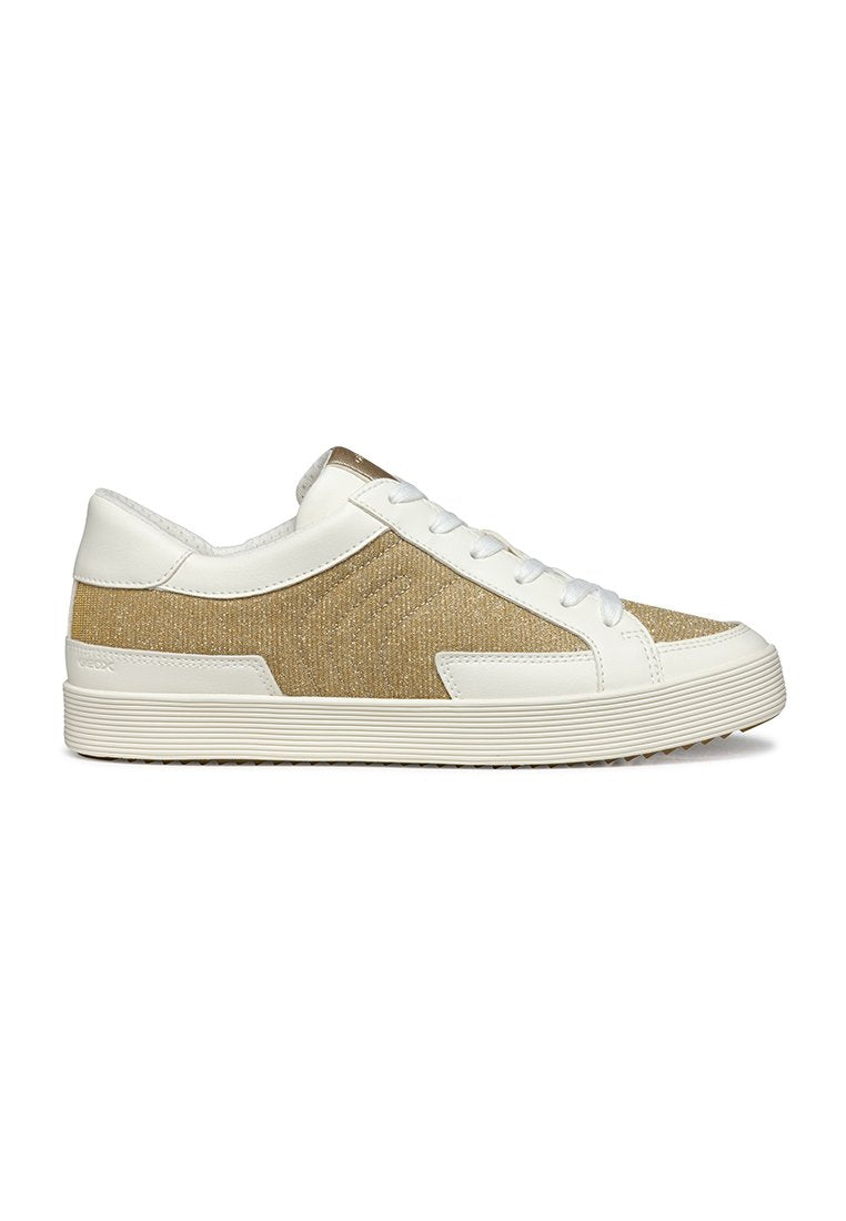 Weiße und beige Sneakers mit einer strukturierten goldenen Stoff-Seitentafel, glatten Lederakzenten, rundem Zehenbereich und flacher Gummisohle. Schnürsenkel und Markenzeichen sichtbar.