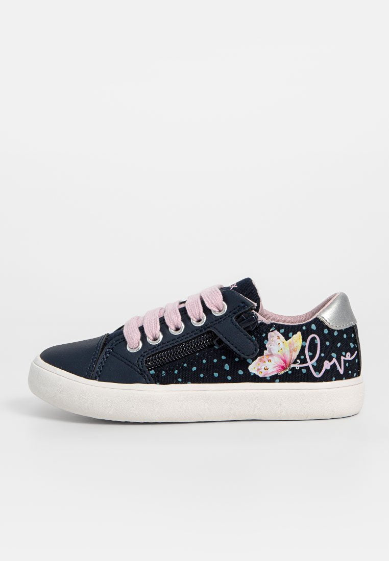 Marine Sneakers mit rosa Schnürsenkeln, silbernen Akzenten und einem Schmetterlingsmotiv. Mit Punkten und dem Schriftzug "love" in Kursivschrift. Gummisohle.