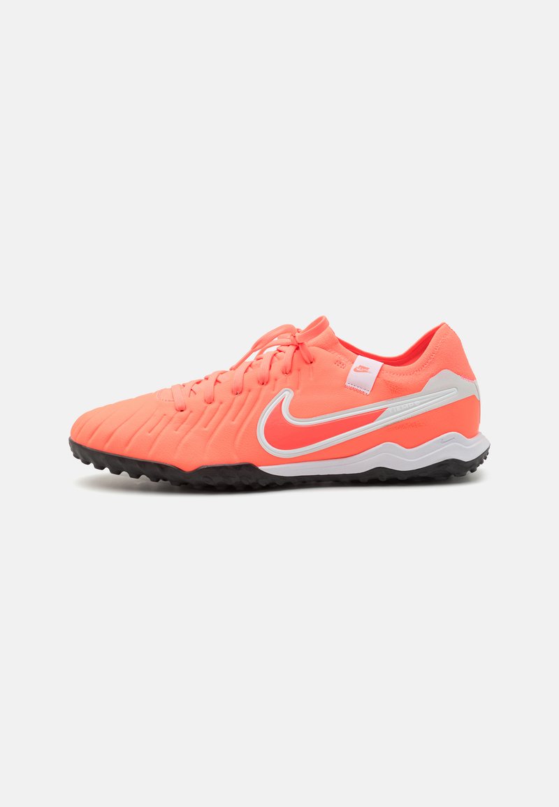 Nike Fußballschuhe, leuchtend pink mit weißen Akzenten, strukturierter Oberstoff, Standard-Schnürung und schwarze Gummisohle für Grip.