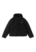 Schwarze Puffjacke mit Reißverschluss vorne, verstellbarer Kapuze mit Kordelzügen und zwei Seitentaschen. Weicher, strukturierten Stoff.