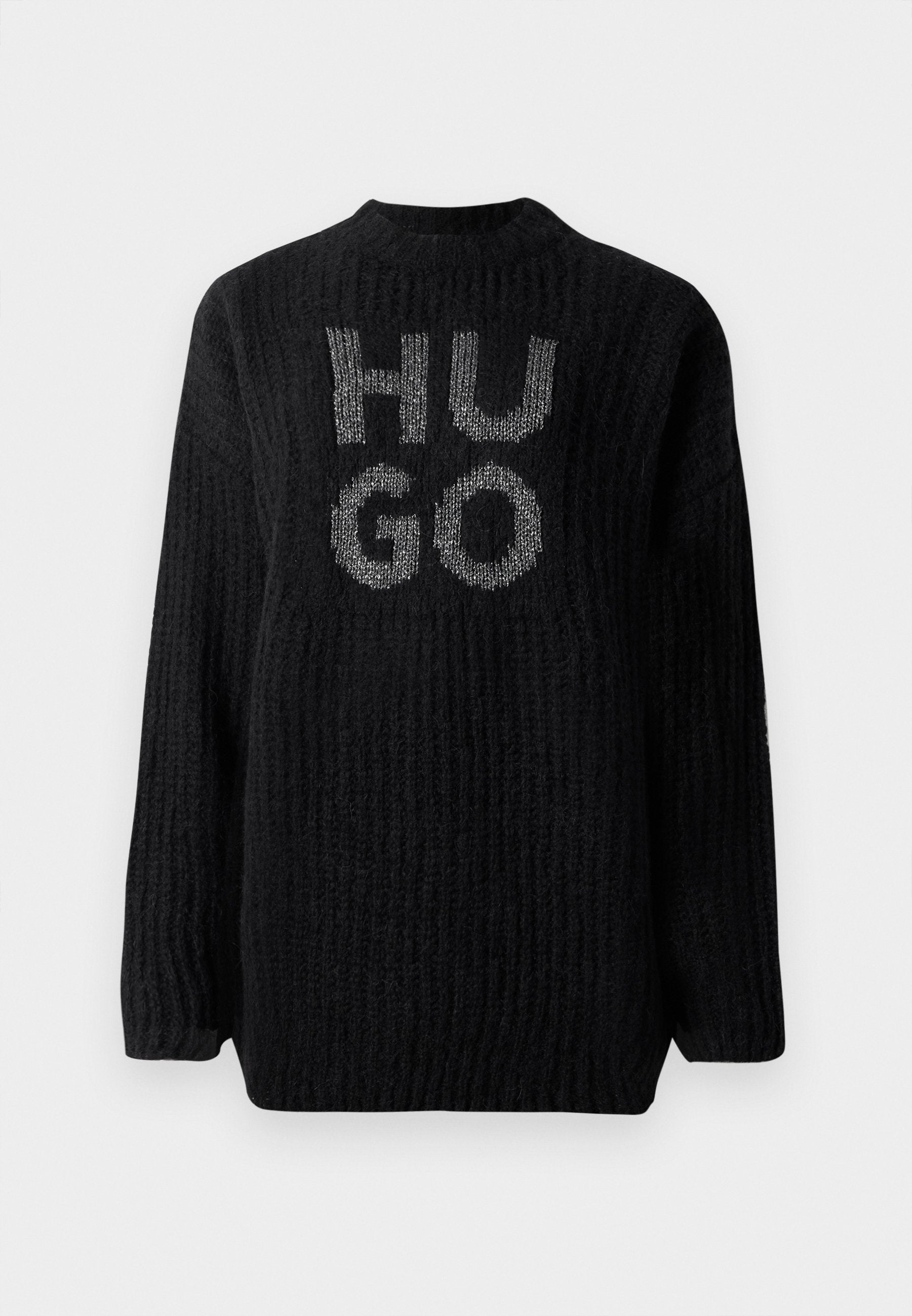 Schwarzer, grob gestrickter Pullover mit gerippter Textur, Rundhalsausschnitt und silbernem "HUGO"-Logo auf der Vorderseite. Übergröße mit langen Ärmeln.