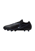 Schwarzer Nike Phantom Flyknit Fußballschuh mit strukturiertem Obermaterial und geformten Stollen, entwickelt für den Einsatz auf festem Untergrund.