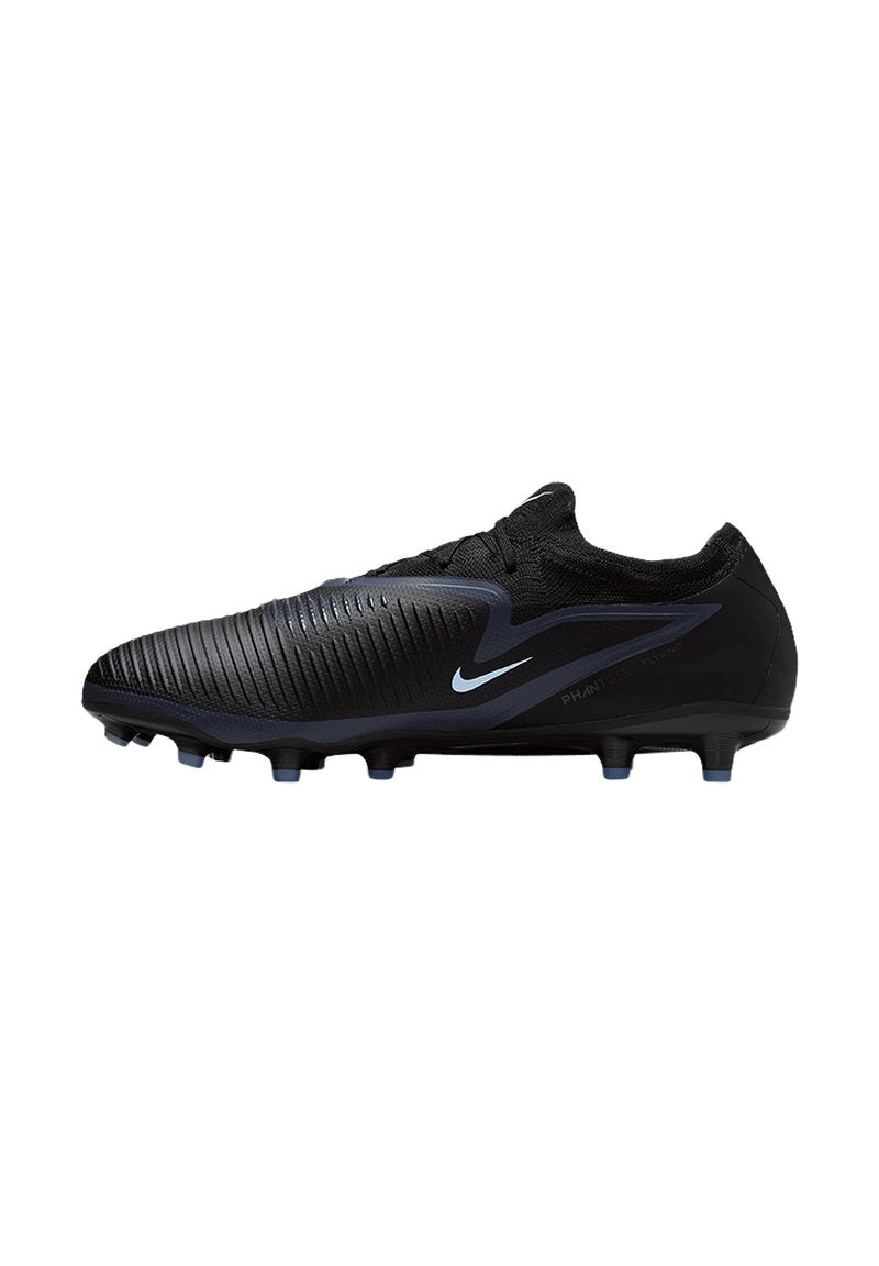 Schwarzer Nike Phantom Flyknit Fußballschuh mit strukturiertem Obermaterial und geformten Stollen, entwickelt für den Einsatz auf festem Untergrund.