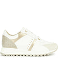 Weiße Low-Top-Sneaker mit beigem Wildleder-Zehenkappen, metallisch goldenen Akzenten, gemustertem Fersenbereich und geriffelter beiger Sohle.