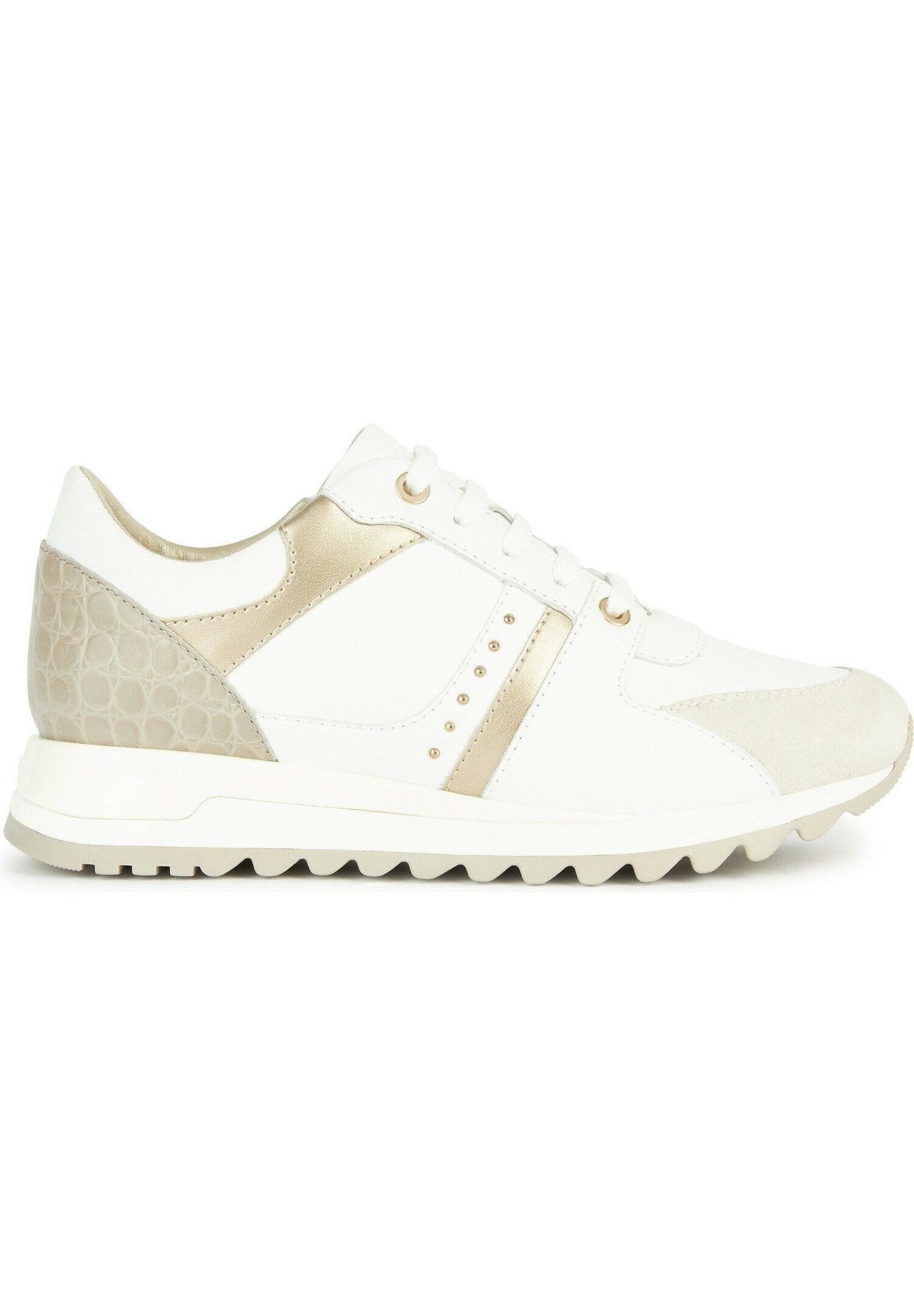 Weiße Low-Top-Sneaker mit beigem Wildleder-Zehenkappen, metallisch goldenen Akzenten, gemustertem Fersenbereich und geriffelter beiger Sohle.