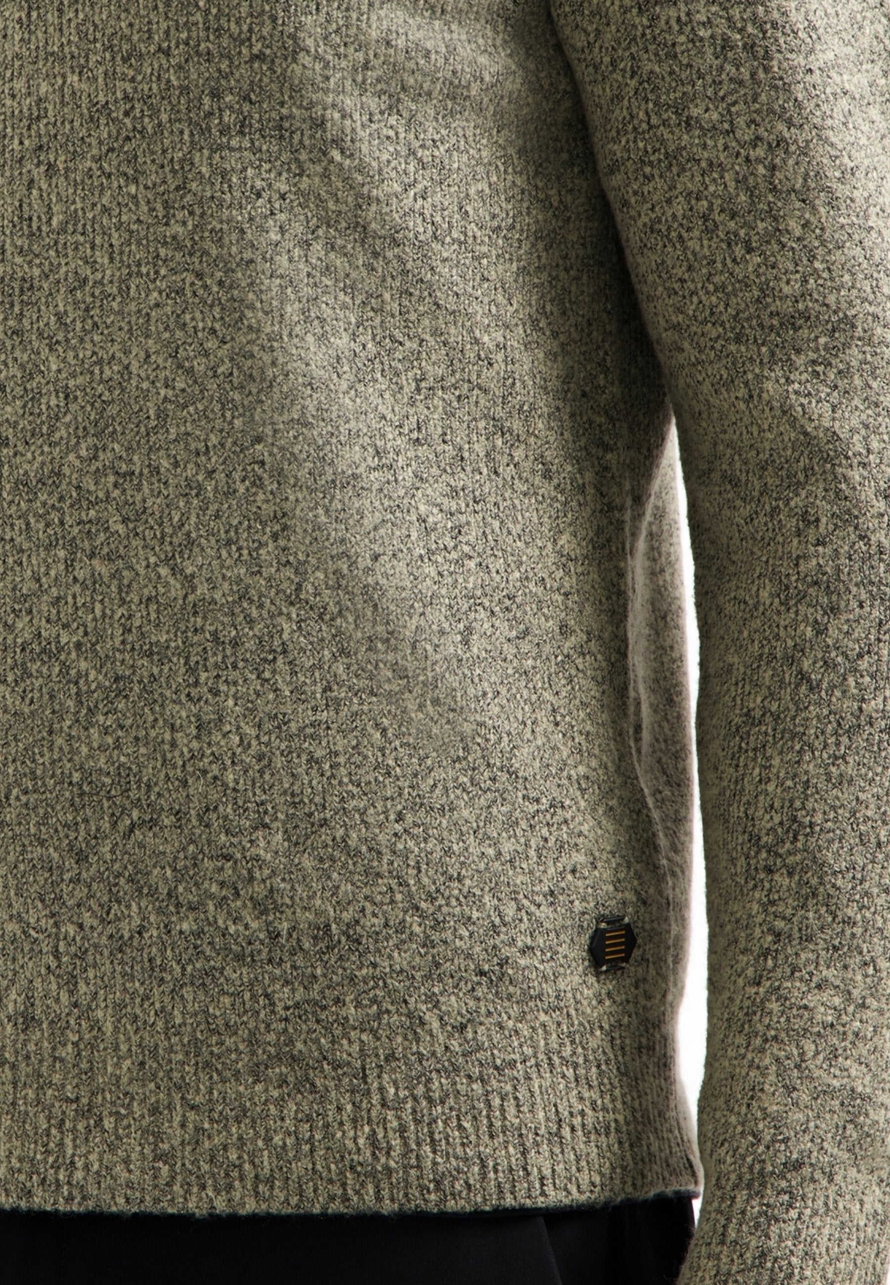 WING COLLAR  Media 7