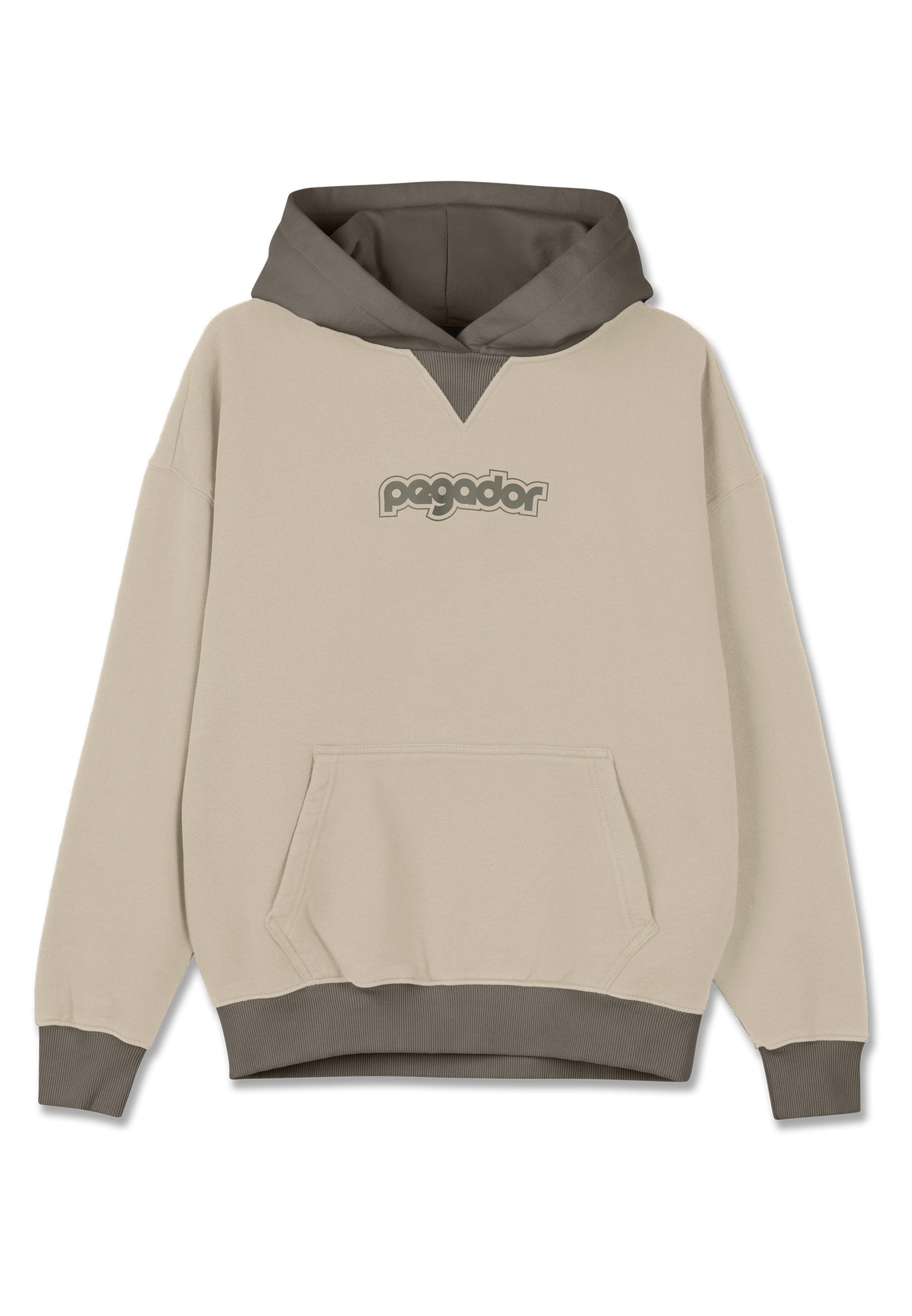 Beige Kapuzenpullover mit einer dunkelbraunen Kapuze und gerippten Bündchen, ausgestattet mit einer vorderen Kängurutasche und einem auffälligen Logo in grauer Schrift.