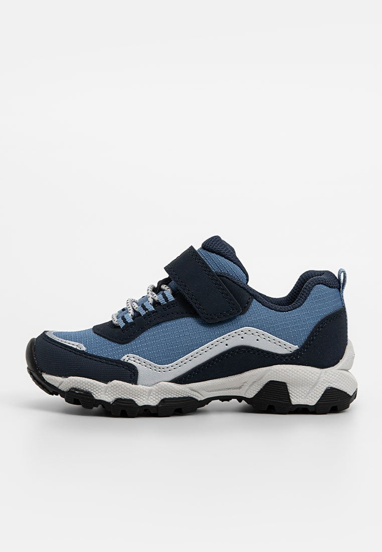 Blauer und marineblauer Sportschuh mit einem strukturierten Stoffobermaterial, Klettverschluss und einer gemusterten Sohle für Halt.