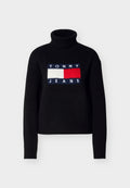 Schwarzer Pullover mit gerippten Ärmeln und Rollkragen. Verfügt über ein vorderseitiges Logo-Patch in Blau, Rot und Weiß mit dem Text „TOMMY JEANS“.