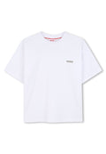 Weißes T-Shirt mit kurzen Ärmeln aus Baumwolle und Rundhalsausschnitt. Auf der Vorderseite befindet sich ein kleines graues "HUGO"-Logo. Glatte Textur.