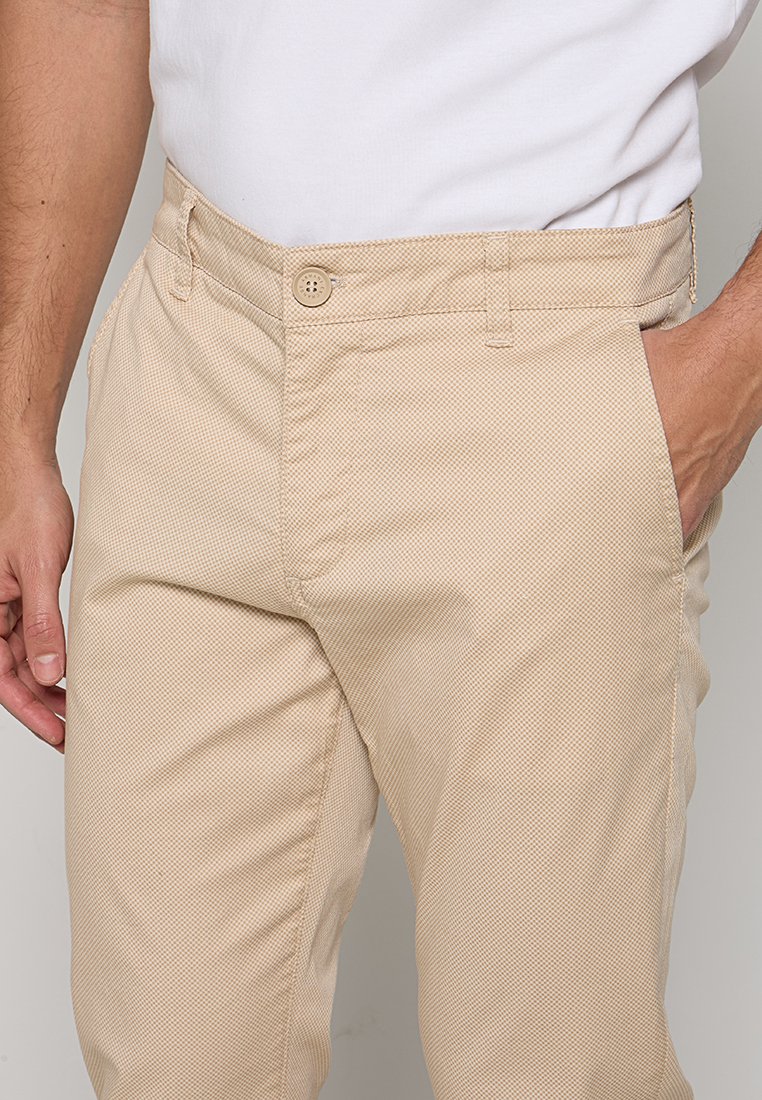 Armani Exchange Chino Media 4