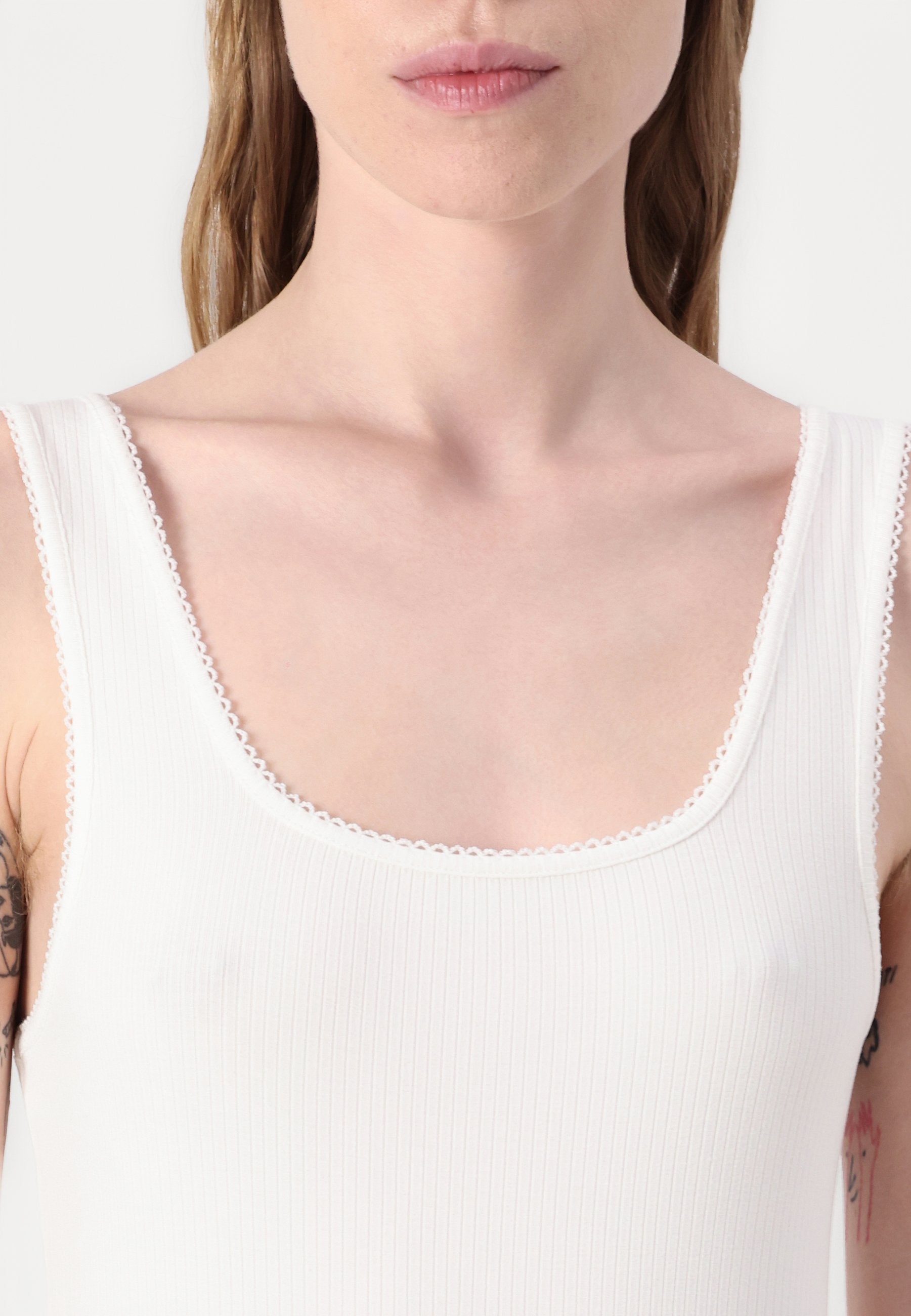 SLIM SQUARE TANK Media 6