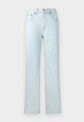 Hellblaue Jeans aus Denim mit geradem Bein-Design, die fünf Taschen, Gürtelschlaufen und einen Knopfverschluss an der Taille aufweisen.