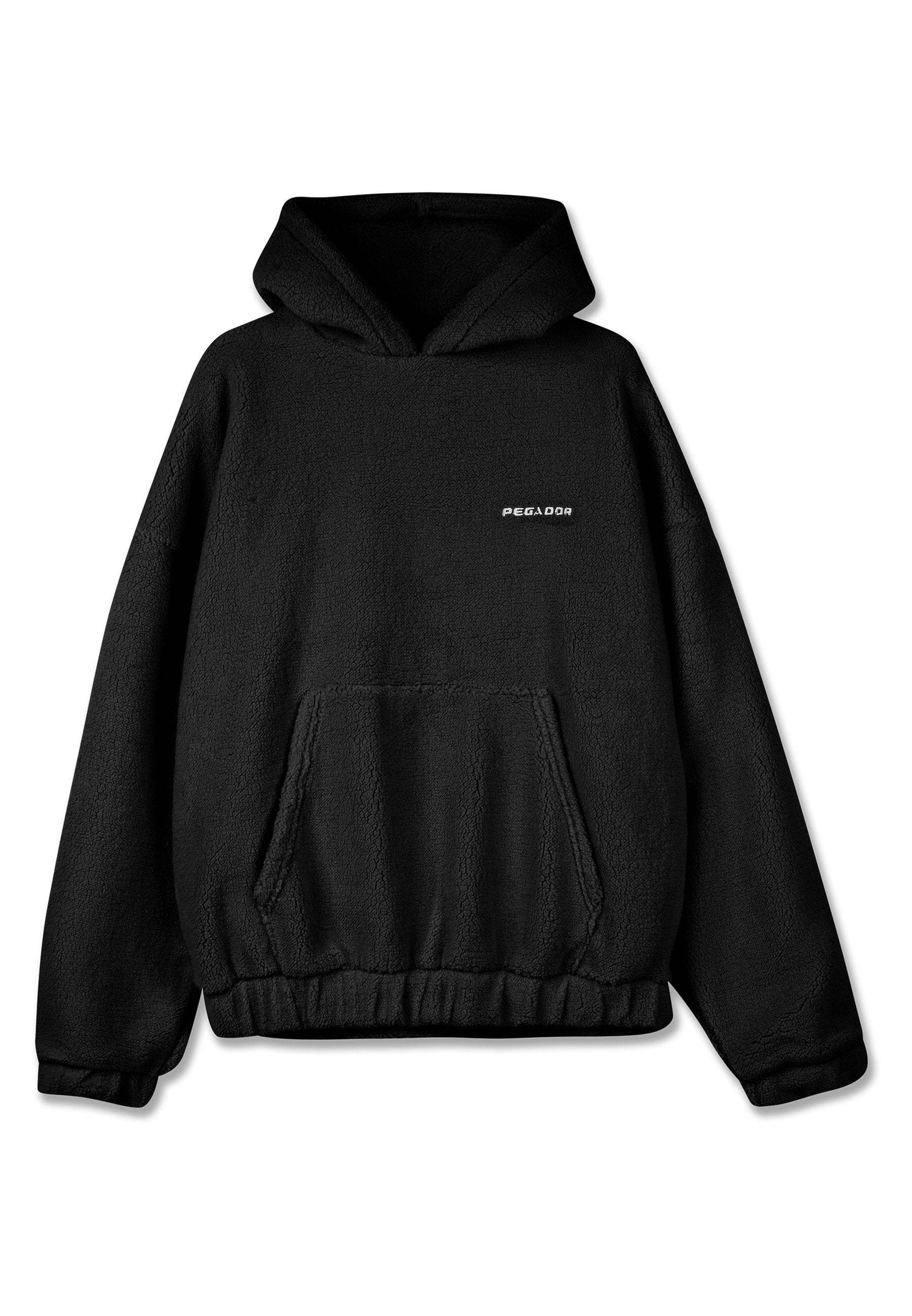 Schwarze Fleece-Hoodie mit strukturierter Oberfläche, einer vorderen Kängurutasche, elastischen Bündchen und einem kleinen weißen "PEGADOR"-Logo auf der Brust.
