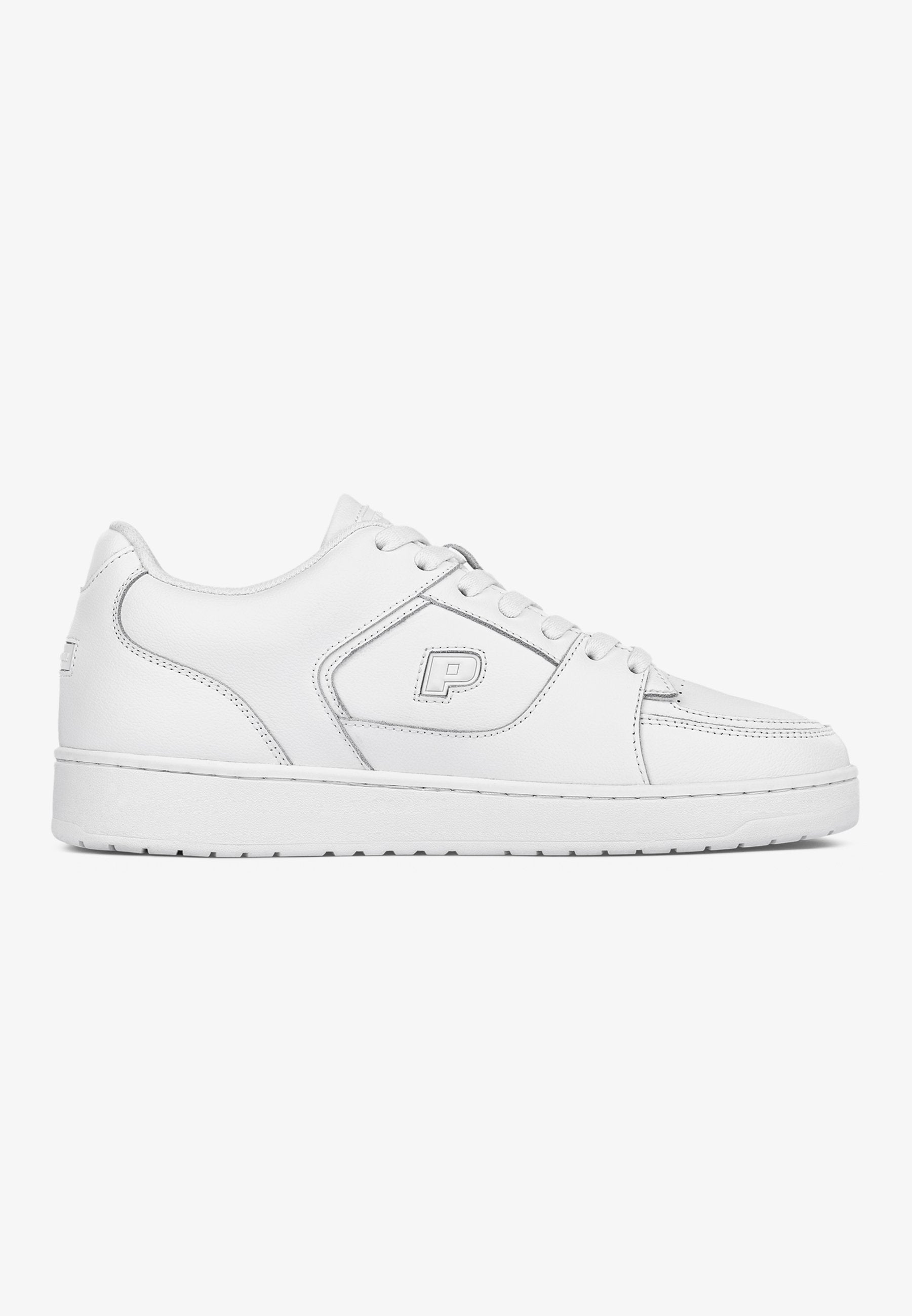 Weiße Leder-Sneaker mit runder Spitze, Schnürung an der Vorderseite, seitlichem Logodetail und strukturiertem Gummisohle. Einfaches, elegantes Design mit minimalen Akzenten.