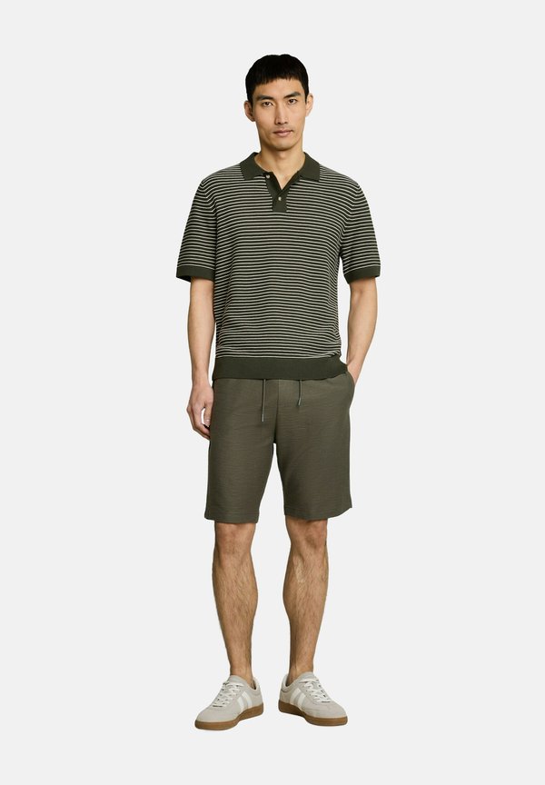 TOM TAILOR STRUCTURED SHORTS - Tracksuit bottoms - deep leaf green