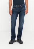 Dunkelblaue Denim-Jeans mit geradem Schnitt, Fünf-Taschen-Design und Kontrastnähten, kombiniert mit schwarzen Sportschuhen.