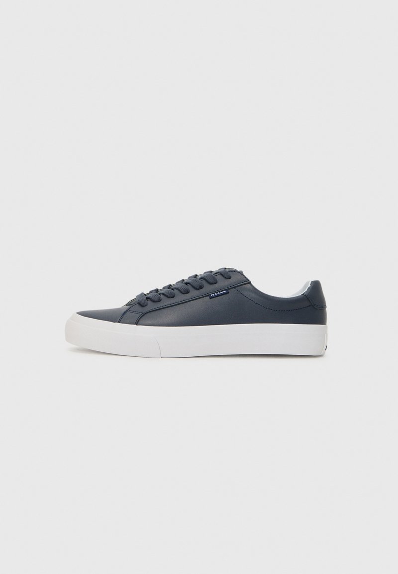 Navyblaue Leder-Sneaker mit glatter Textur, runder Zehenpartie, weißer Gummisohle und sechs Ösen für die Schnürsenkel. Minimale Markenkennzeichnung an der Seite.