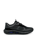 Schwarze Sportschuhe bestehen aus einer Kombination aus glatten und strukturierten Materialien, haben eine abgerundete Form und eine gepolsterte Sohle. Akzente sind ein blauer Farbtupfer auf der Sohle.