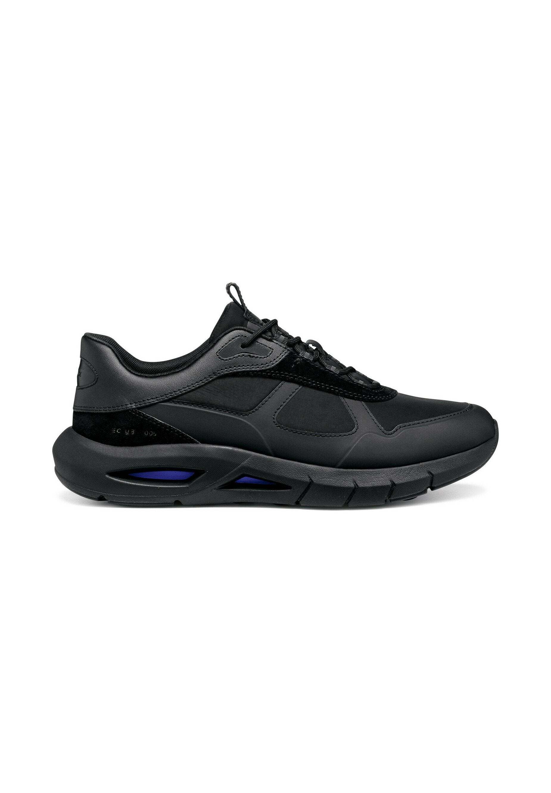 Schwarze Sportschuhe bestehen aus einer Kombination aus glatten und strukturierten Materialien, haben eine abgerundete Form und eine gepolsterte Sohle. Akzente sind ein blauer Farbtupfer auf der Sohle.