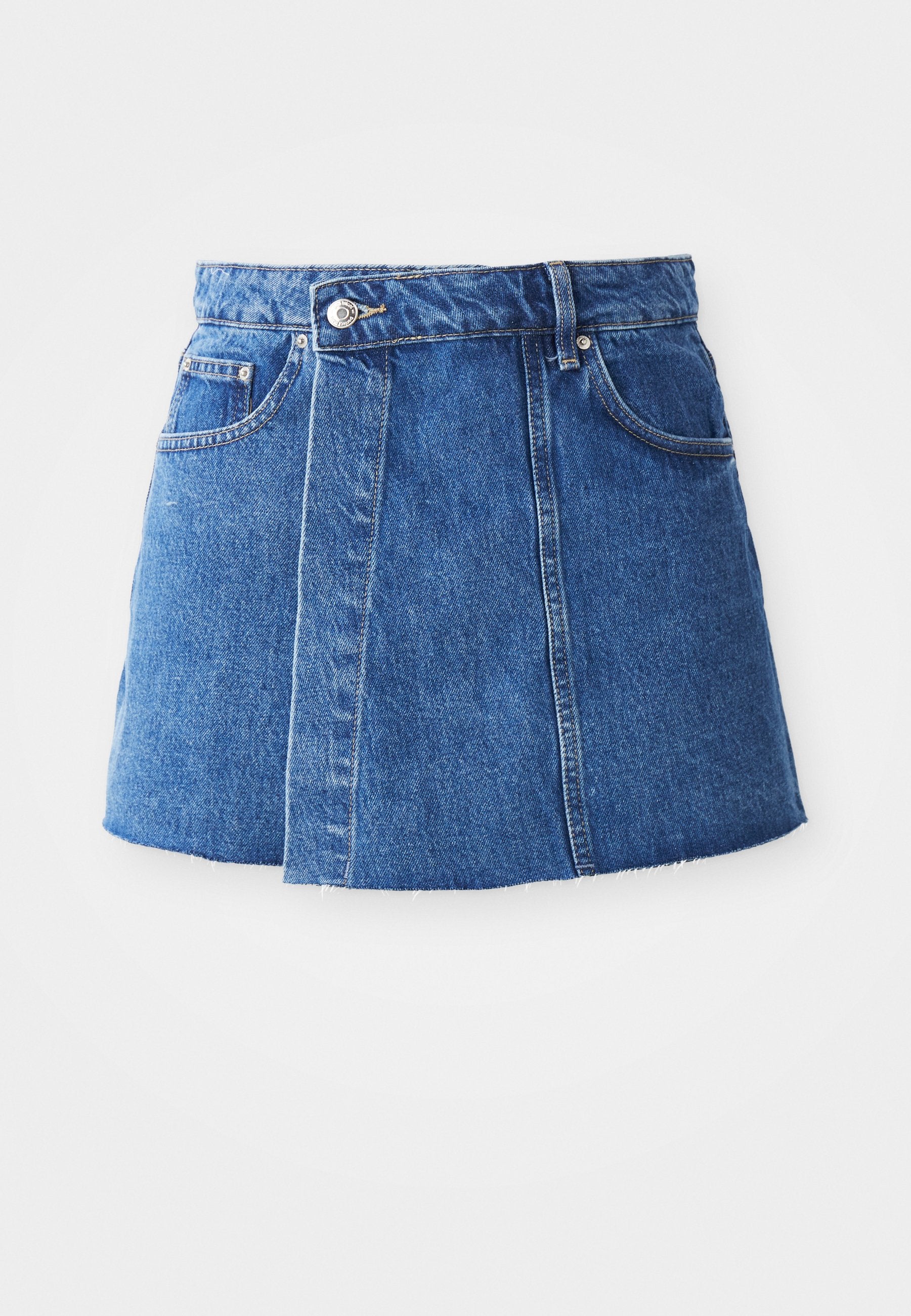 Denim-Minirock in mittlerem Blau mit hoher Taille, vorderem Knopfverschluss, zwei Taschen und einem rohen Saum am unteren Ende.