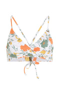 Blumiges Bikini-Oberteil mit orangefarbenen, gelben und grünen Mustern auf weißem Hintergrund. Verfügt über verstellbare Träger und einen Rückenverschluss mit Bindeband.