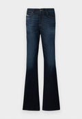 Dunkelblaue Jeans aus Denim mit leichtem Farbverlauf und ausgestellten, weiten Beinen vor einem einfarbigen weißen Hintergrund.