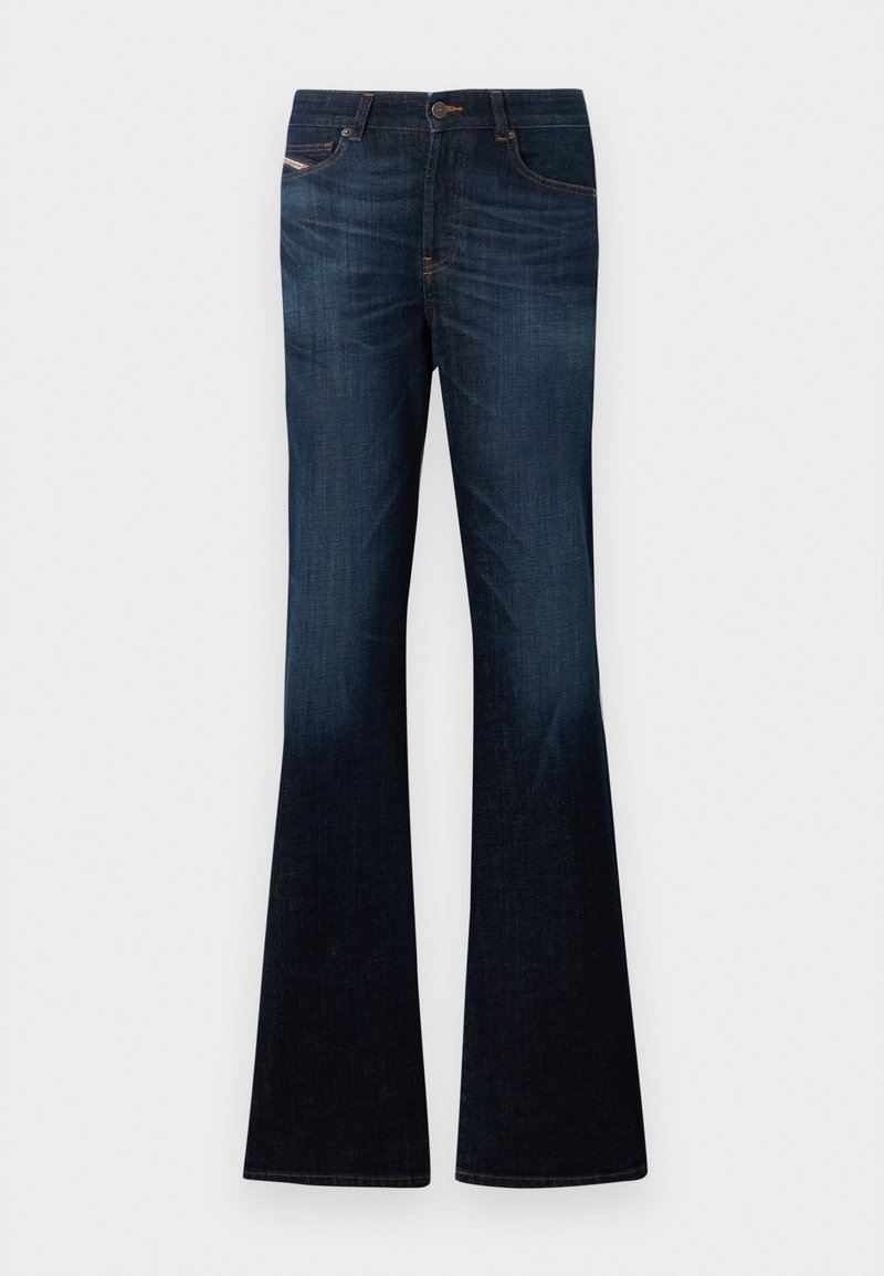 Dunkelblaue Jeans aus Denim mit leichtem Farbverlauf und ausgestellten, weiten Beinen vor einem einfarbigen weißen Hintergrund.