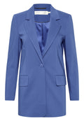 Blauer Blazer aus glattem Stoff, mit einem einzelnen Knopfverschluss, zwei vorderen Taschen und einem Reverskragen. Klassischer Schnitt.