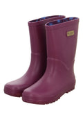 Lila Gummistiefel mit glatter Oberfläche, niedrig geschnitten und mit strukturierten Sohlen; innen mit einem blauen Blumenmuster gefüttert.
