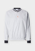 Hellgrauer Pullover mit schwarz-weiß gestreiftem V-Ausschnitt-Kragen, schwarzen Bündchen, elastischem Bund und kleinem orangefarbenem Löwenlogo auf der Brust.