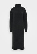Schwarzes Rollkragenkleid aus strukturiertem Strickmaterial. Lange Ärmel und eine gerade Silhouette mit gerippten Bündchen an den Handgelenken.