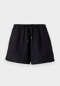 Schwarze Baumwollshorts mit einer strukturierten, gekräuselten Oberfläche. Verfügt über einen elastischen Bund und eine verstellbare Kordel für Komfort und guten Sitz.