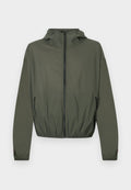 Olivgrüne, leichte Jacke mit Kapuze, durchgehendem Reißverschluss, elastischen Bündchen und einem hinten gerafften Bund. Verfügt über seitliche Reißverschlusstaschen.