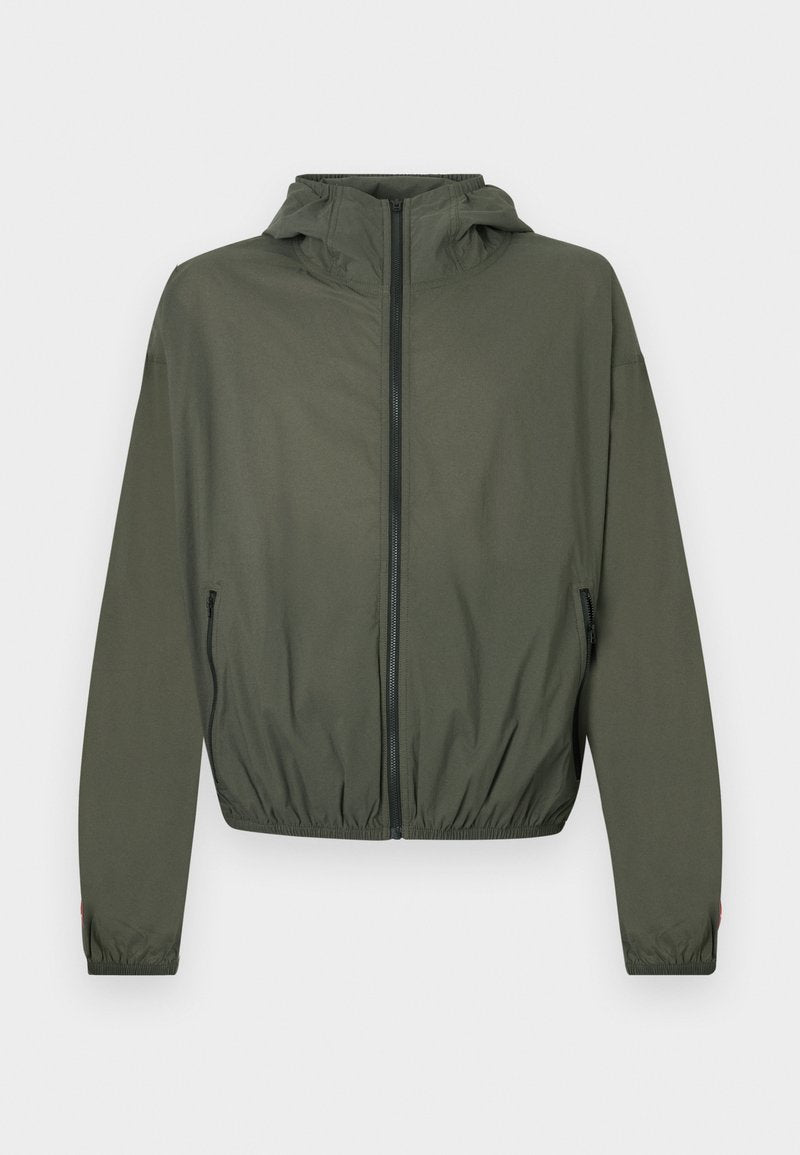 Olivgrüne, leichte Jacke mit Kapuze, durchgehendem Reißverschluss, elastischen Bündchen und einem hinten gerafften Bund. Verfügt über seitliche Reißverschlusstaschen.