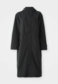 Schwarzer Regenmantel aus wasserabweisendem Material, mit hohem Kragen, langen Ärmeln, minimalistischen Design und seitlichen Taschen.