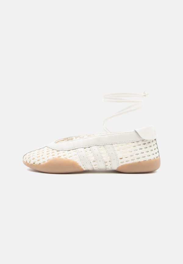 adidas Originals TAEKWONDO MEI BALLERINA - Ankle strap ballerina shoes - cream white