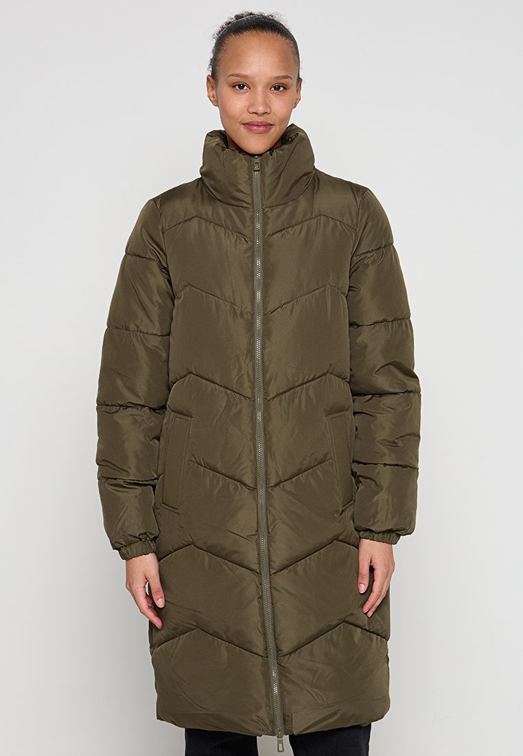 Olivgrüne Steppjacke mit hohem Kragen, langen Ärmeln und Chevron-Muster. Verfügt über einen Frontreißverschluss und Seitentaschen.