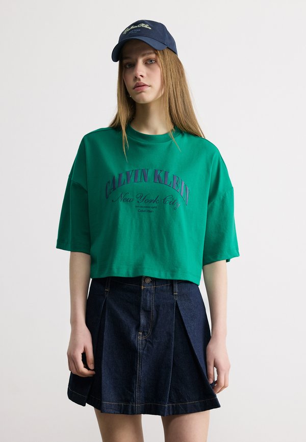 Calvin Klein Jeans CROPPED BOXY HERITAGE CREST - Print T-shirt - enchanted forest