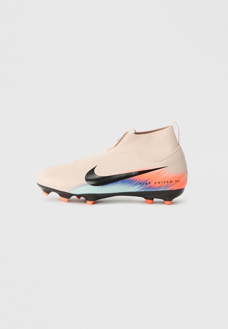 Helle beige Nike Fußballschuhe mit schwarzem Swoosh, blauen und orangefarbenen Farbverlauf-Akzenten sowie orangefarbenen Stollen auf der schwarzen Sohle.