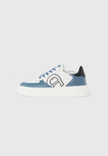 Weiß-blauer Sneaker mit niedrigem Schnitt, schwarzem Fersenlasche, grau-blauen Schnürsenkeln, dicker weißer Sohle und großem schwarz umrandetem Logo auf dem Seitenpanel.