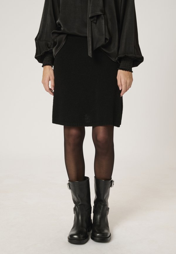 My Essential Wardrobe HUXI