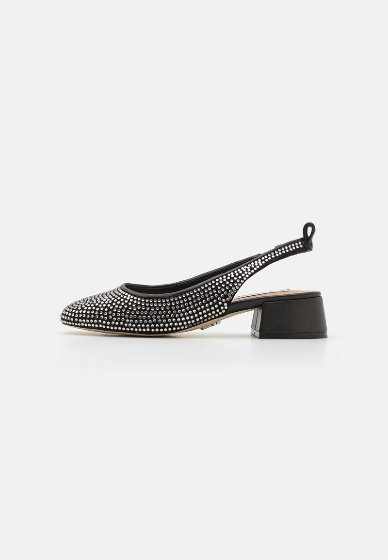 Schwarze Slingback-Schuhe mit runder Spitze, verziert mit silbernen Nieten, verfügen über einen mittelhohen Blockabsatz und ein strukturiertes Obermaterial.
