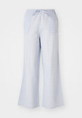 Hellblaue Baumwollhose mit weitem Bein und elastischem Bund, mit floralen Cut-out-Mustern für Textur und Atmungsaktivität.