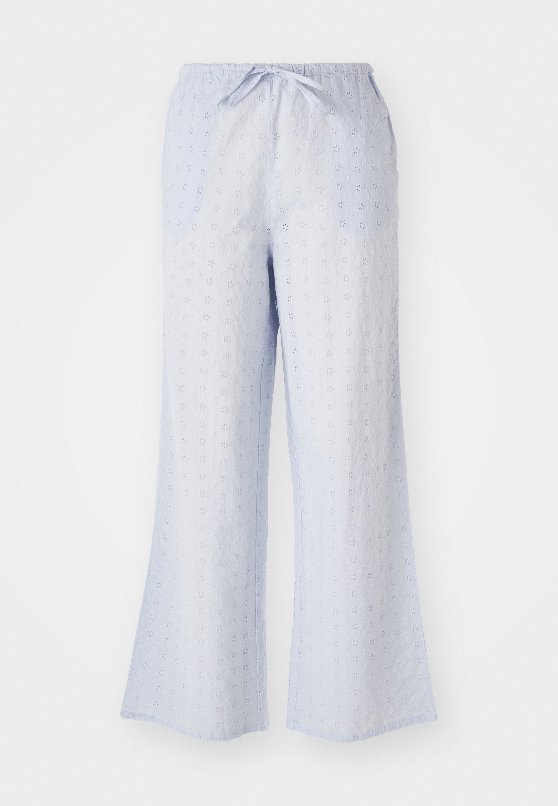 Hellblaue Baumwollhose mit weitem Bein und elastischem Bund, mit floralen Cut-out-Mustern für Textur und Atmungsaktivität.
