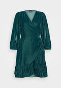 Türkiser Samt-Wickelkleid mit langen Puffärmeln, V-Ausschnitt, Volant-Saum und verstellbarem Bindeband in der Taille. Glatte Textur, elegantes Design.