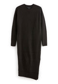 Schwarzes geripptes Strickkleid mit langen Ärmeln, Rundhalsausschnitt und asymmetrischem Design mit diagonalen Rippen und seitlichem Schlitz.