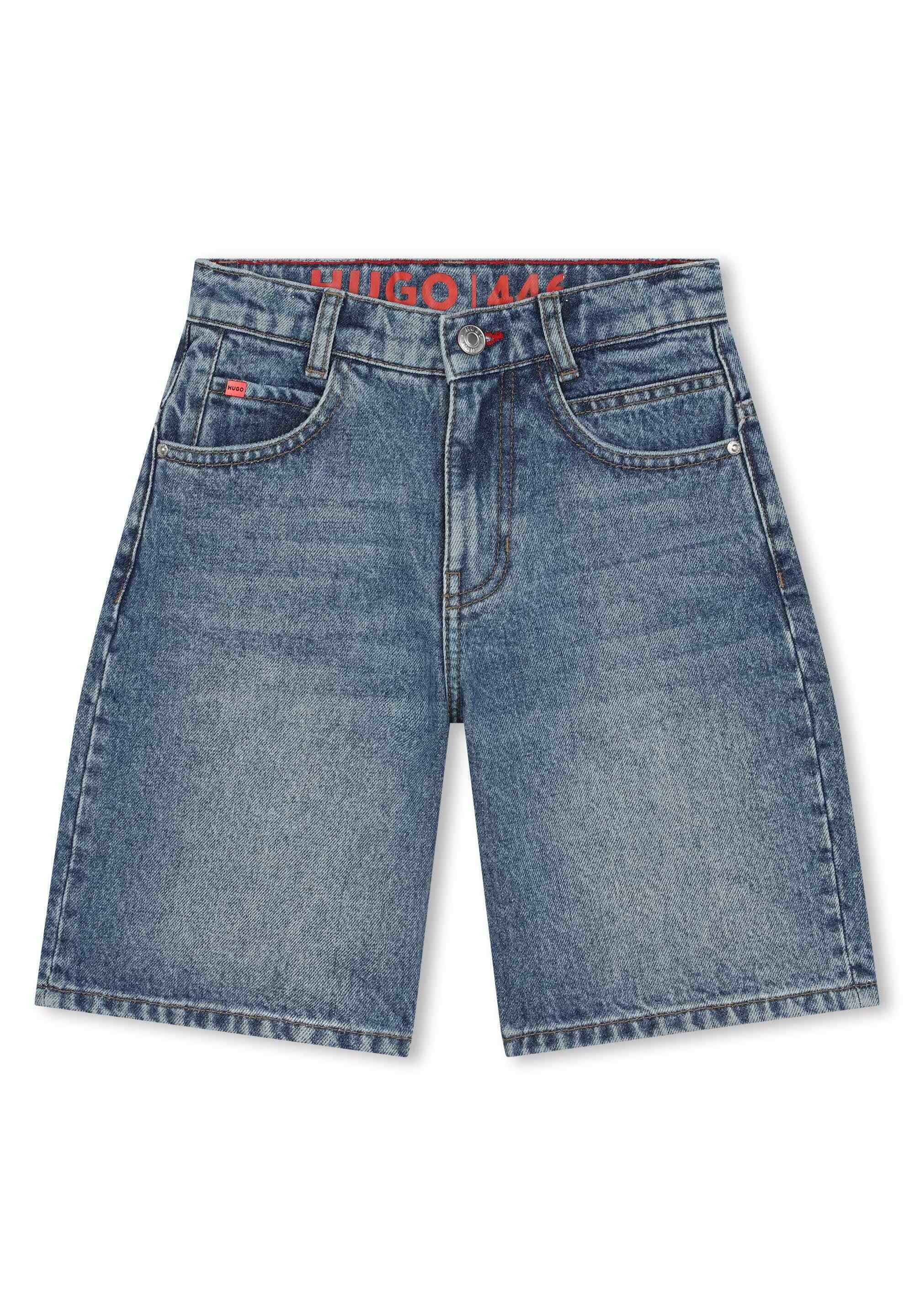 Hellblaue Denim-Shorts im klassischen Fünf-Taschen-Design, mit einem Knopfverschluss und Logo-Details am Bund.