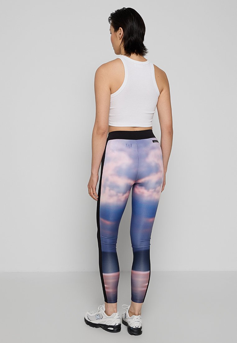 EA7 Emporio Armani Lauftights Media 3