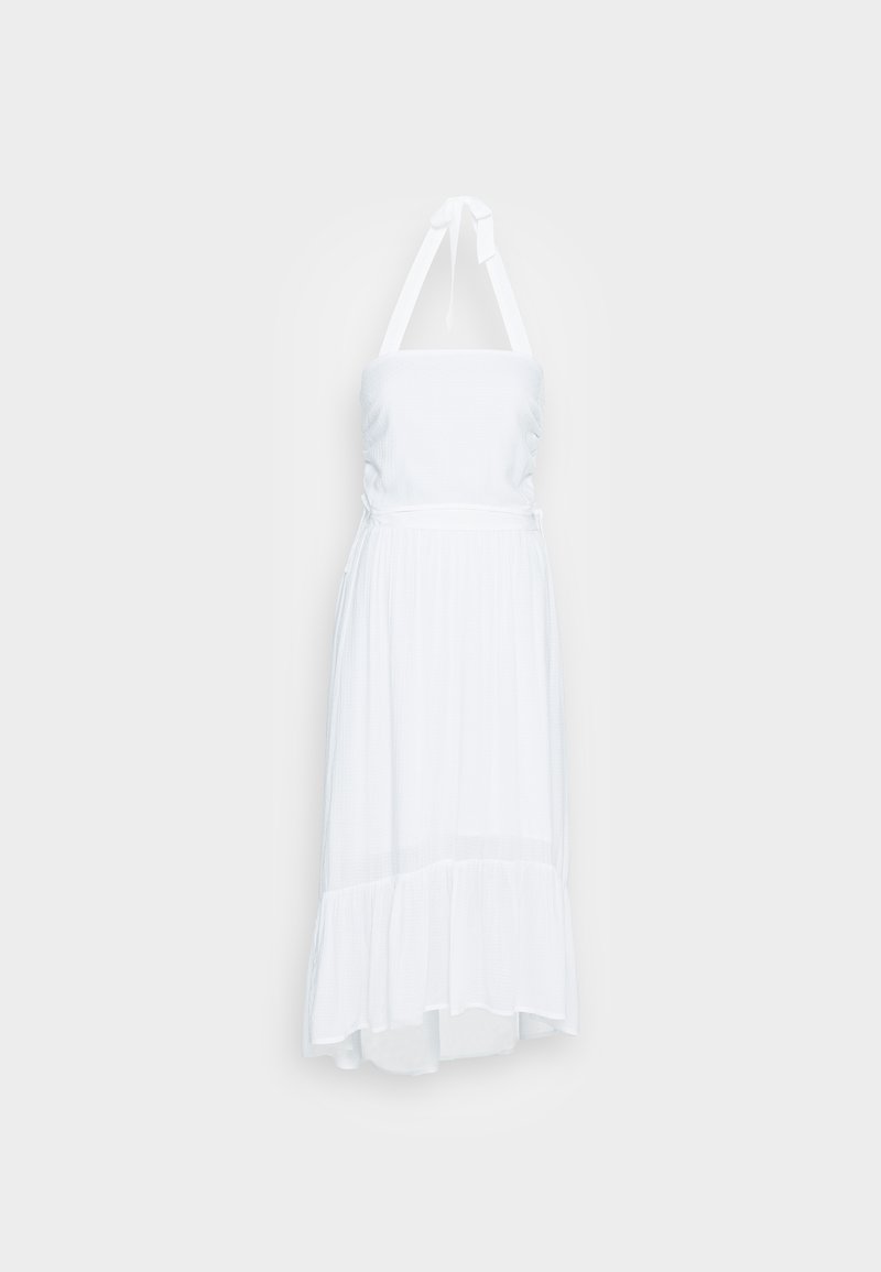 Weißes Halterkleid aus leichtem Stoff, mit einer formenden Corsage und einem fließenden, rüschigen Saum, der bis zur Mitte der Wade reicht.